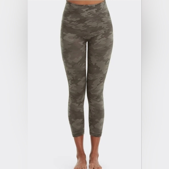 SPANX Camo Look at Me Now Seamless Cropped Leggings size small - Picture 1 of 9